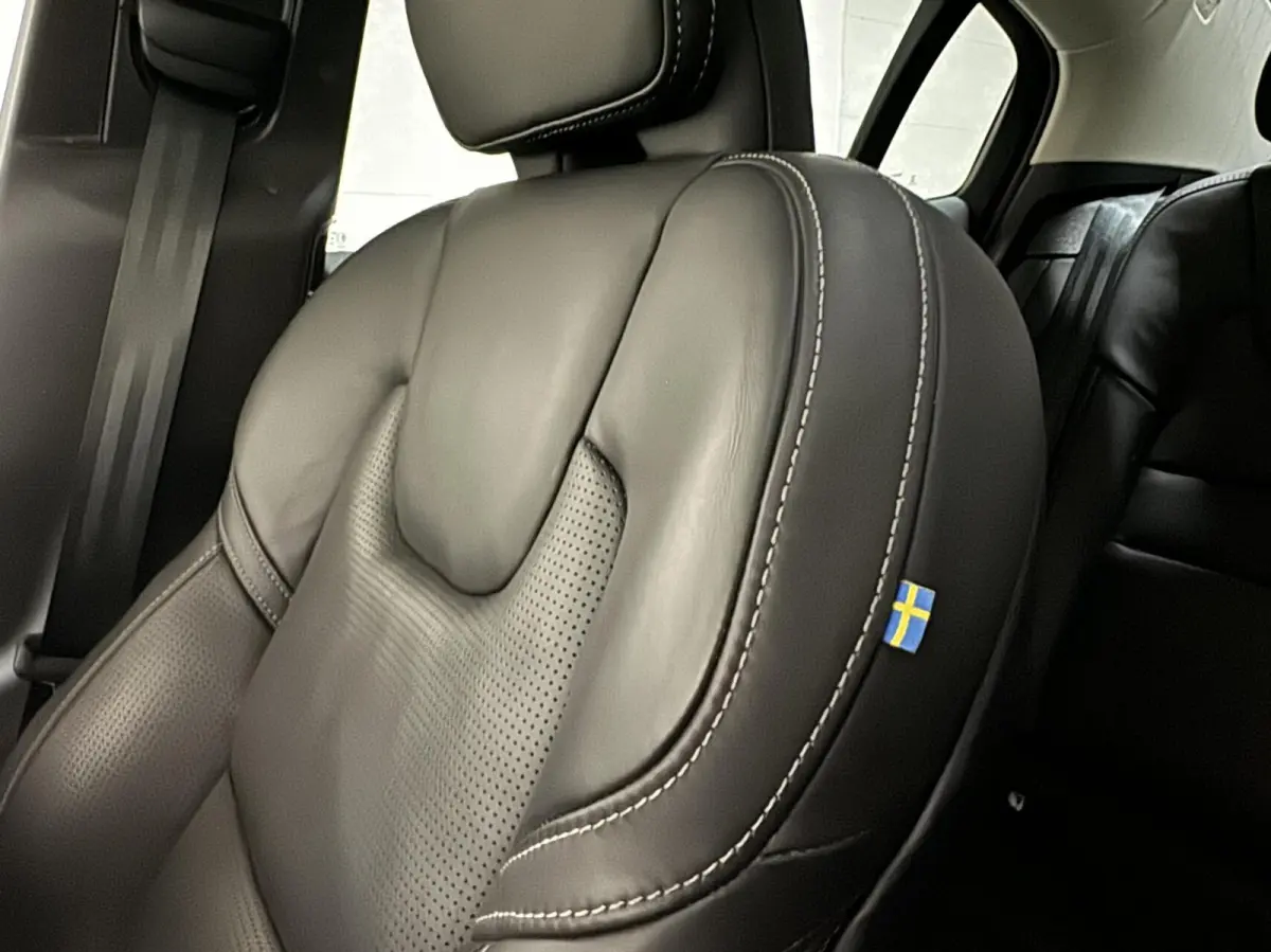 2.0 Recharge T8 AWD Ultimate Dark Pano B&W Massage