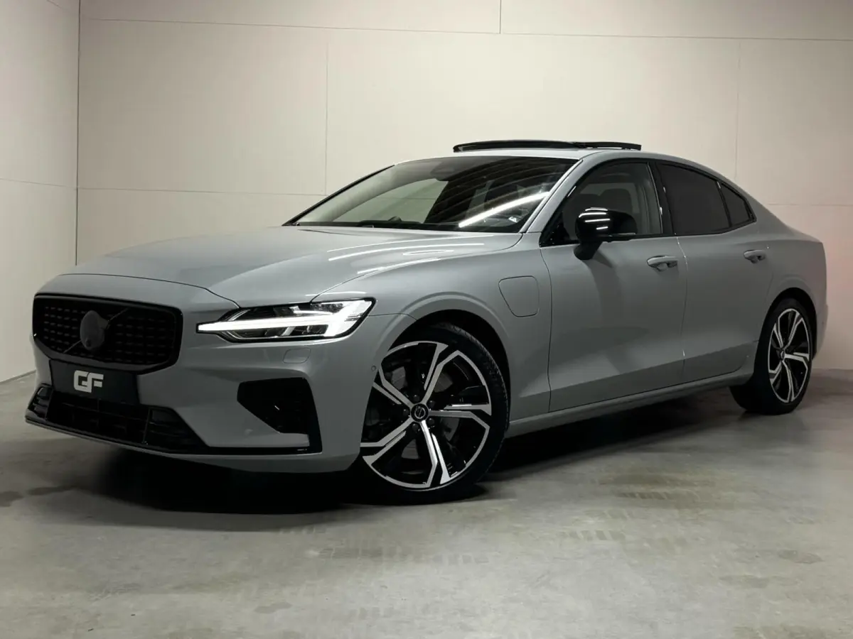 2.0 Recharge T8 AWD Ultimate Dark Pano B&W Massage