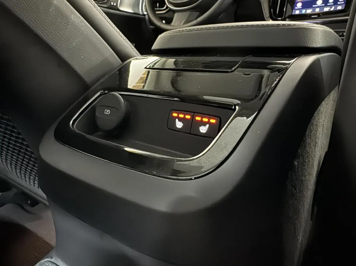 2.0 Recharge T8 AWD Ultimate Dark Pano B&W Massage