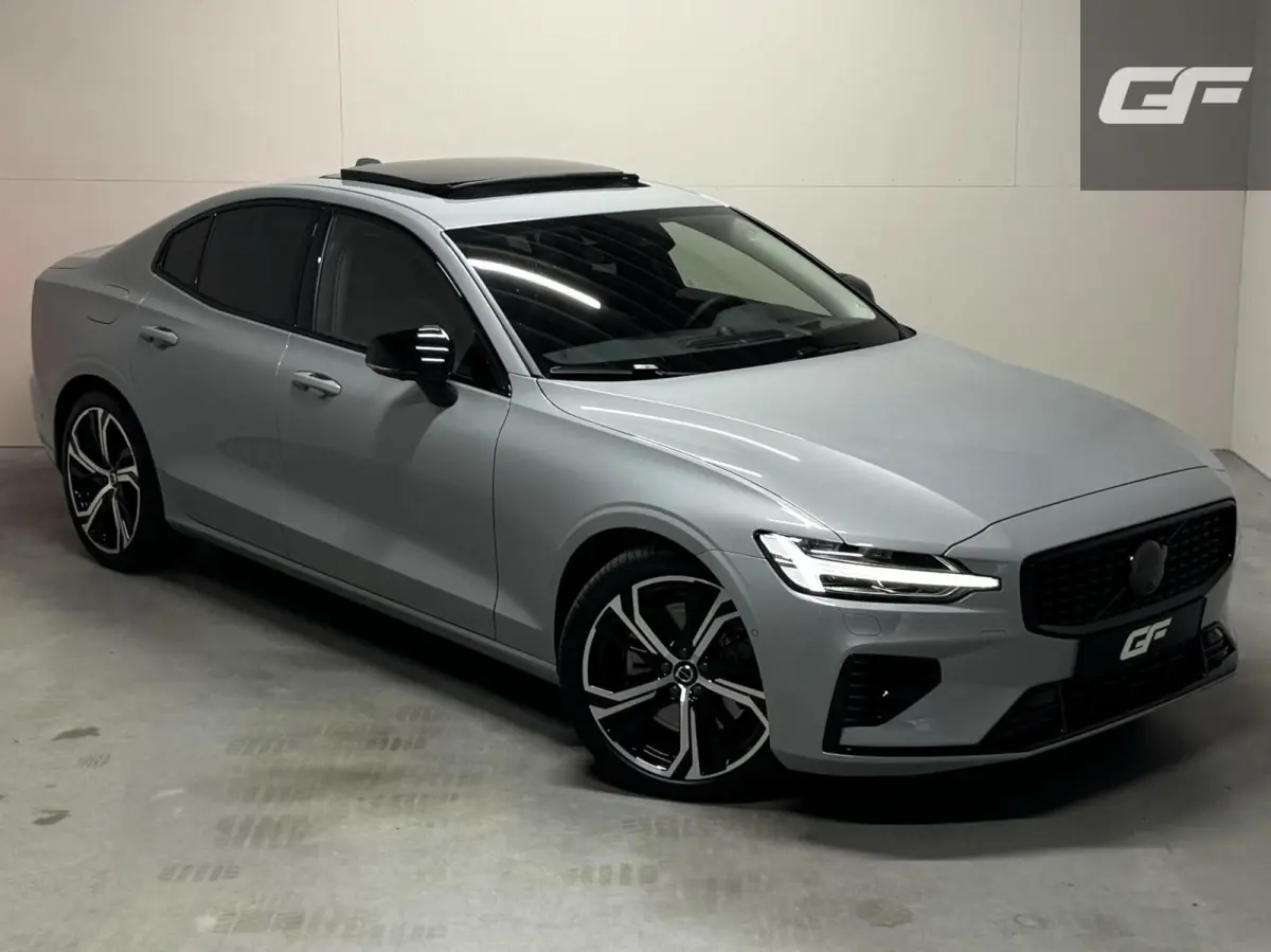 2.0 Recharge T8 AWD Ultimate Dark Pano B&W Massage