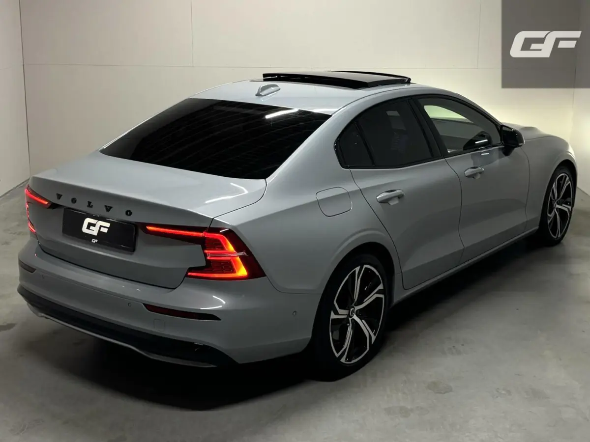 2.0 Recharge T8 AWD Ultimate Dark Pano B&W Massage