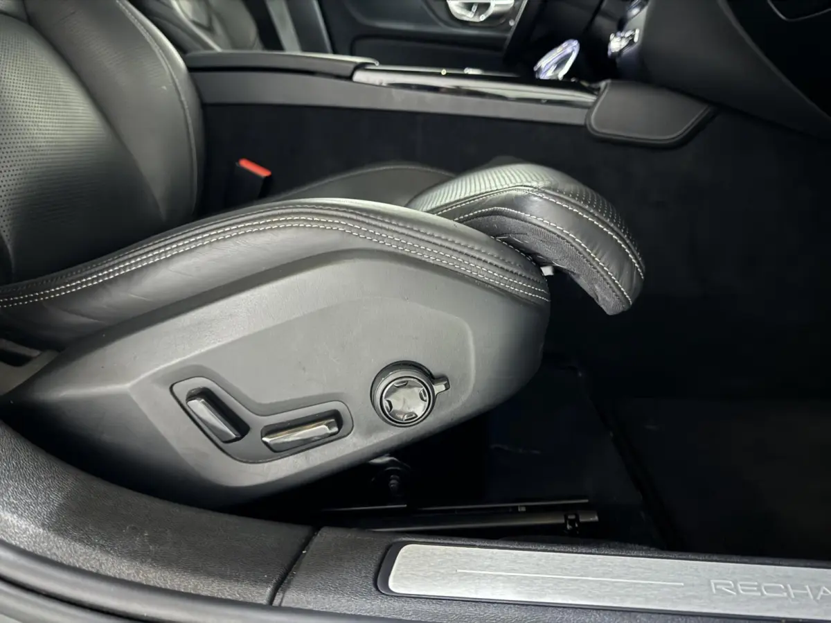 2.0 Recharge T8 AWD Ultimate Dark Pano B&W Massage