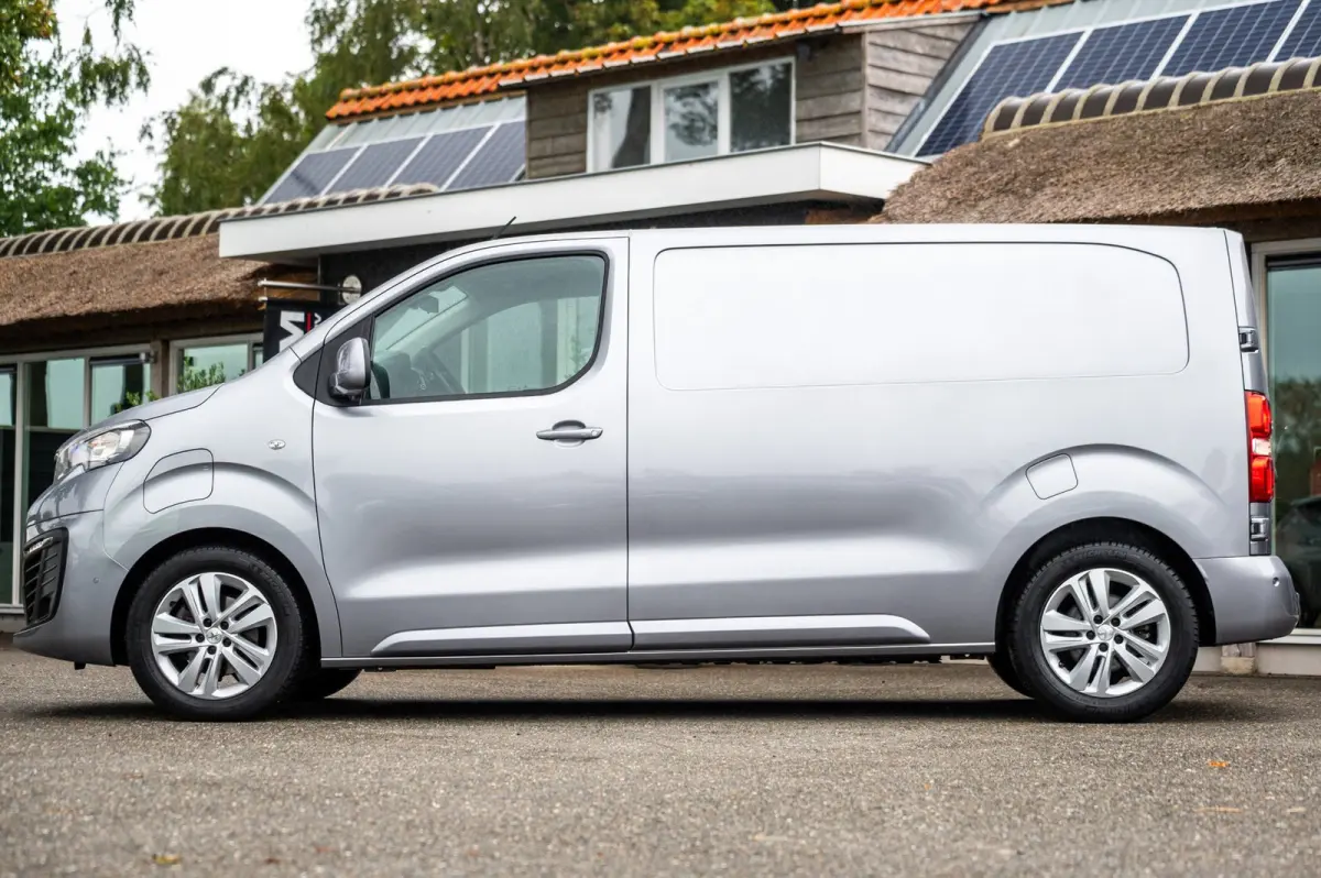 Standard Pro 75 kWh Soh 92% I Camera I Parkeersensoren I Climate I Cruise I Head Up I CarPlay I Android