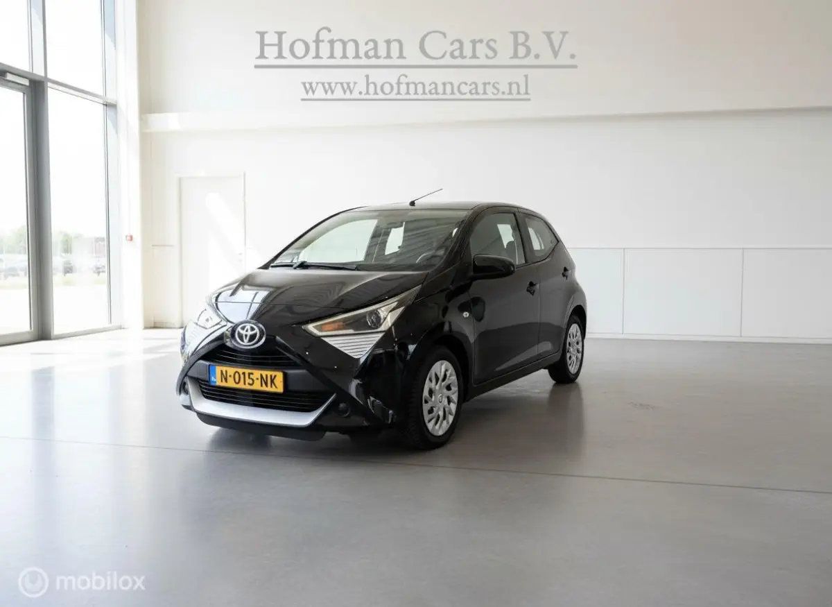 1.0 VVT-i x-joy | Camera | 12/2021 | Zwart | 122.671 km
