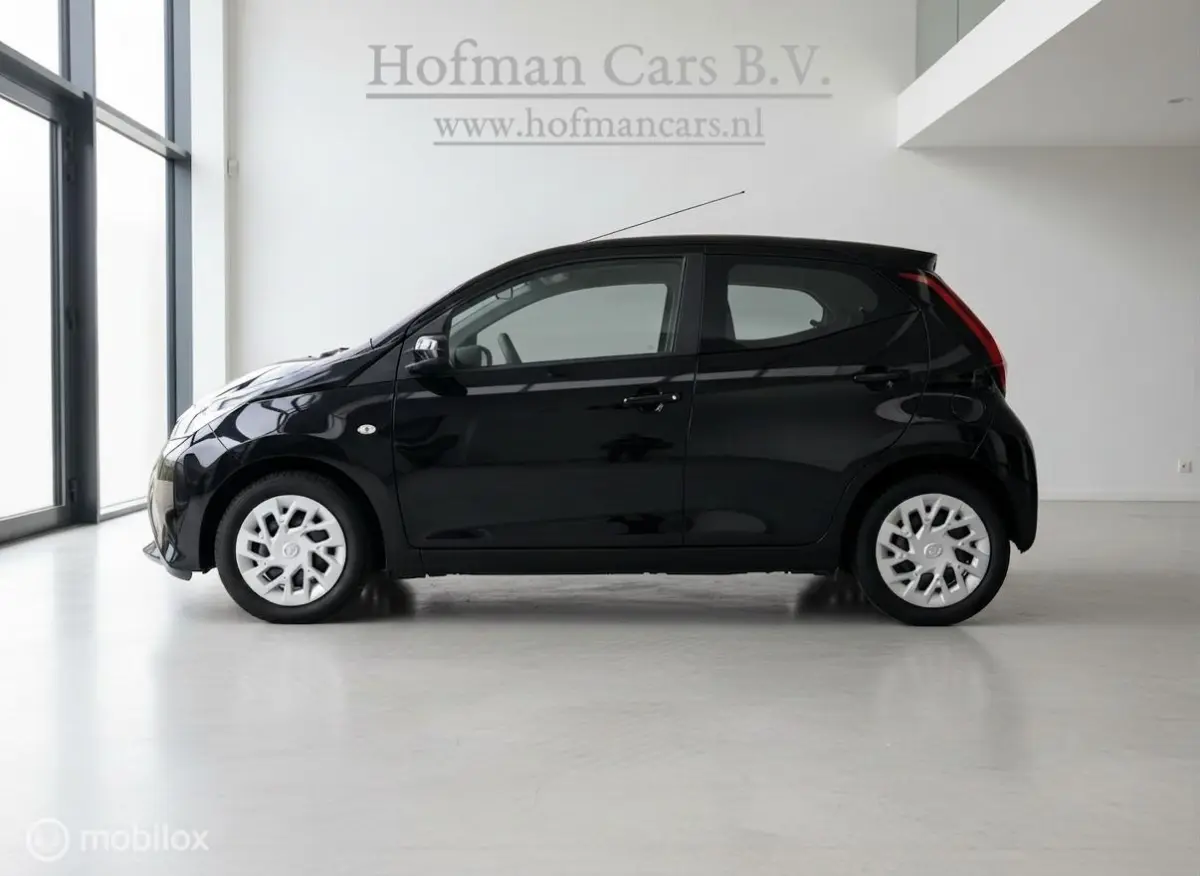 1.0 VVT-i x-joy | Camera | 12/2021 | Zwart | 122.671 km