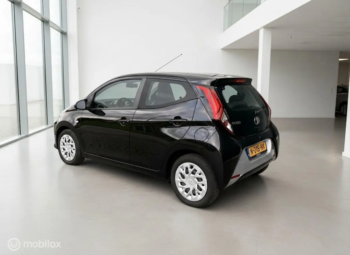1.0 VVT-i x-joy | Camera | 12/2021 | Zwart | 122.671 km