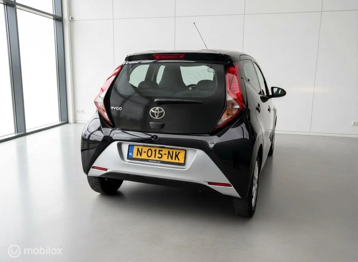 1.0 VVT-i x-joy | Camera | 12/2021 | Zwart | 122.671 km