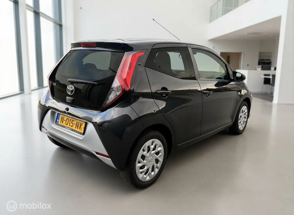1.0 VVT-i x-joy | Camera | 12/2021 | Zwart | 122.671 km