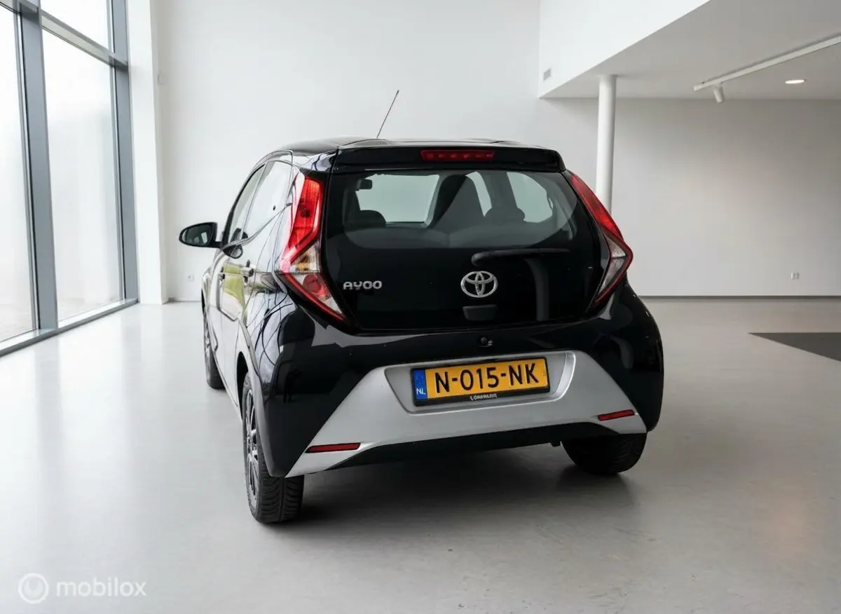 1.0 VVT-i x-joy | Camera | 12/2021 | Zwart | 122.671 km