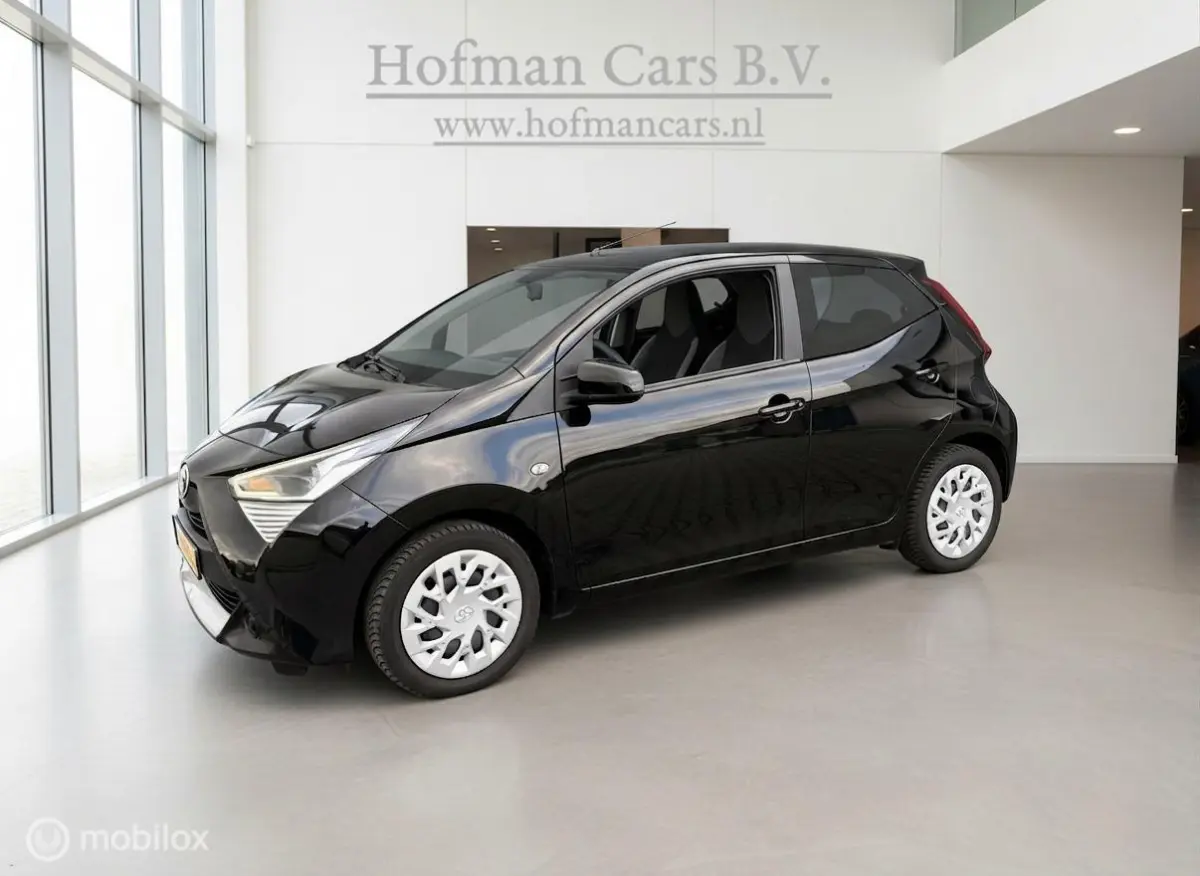 1.0 VVT-i x-joy | Camera | 12/2021 | Zwart | 122.671 km
