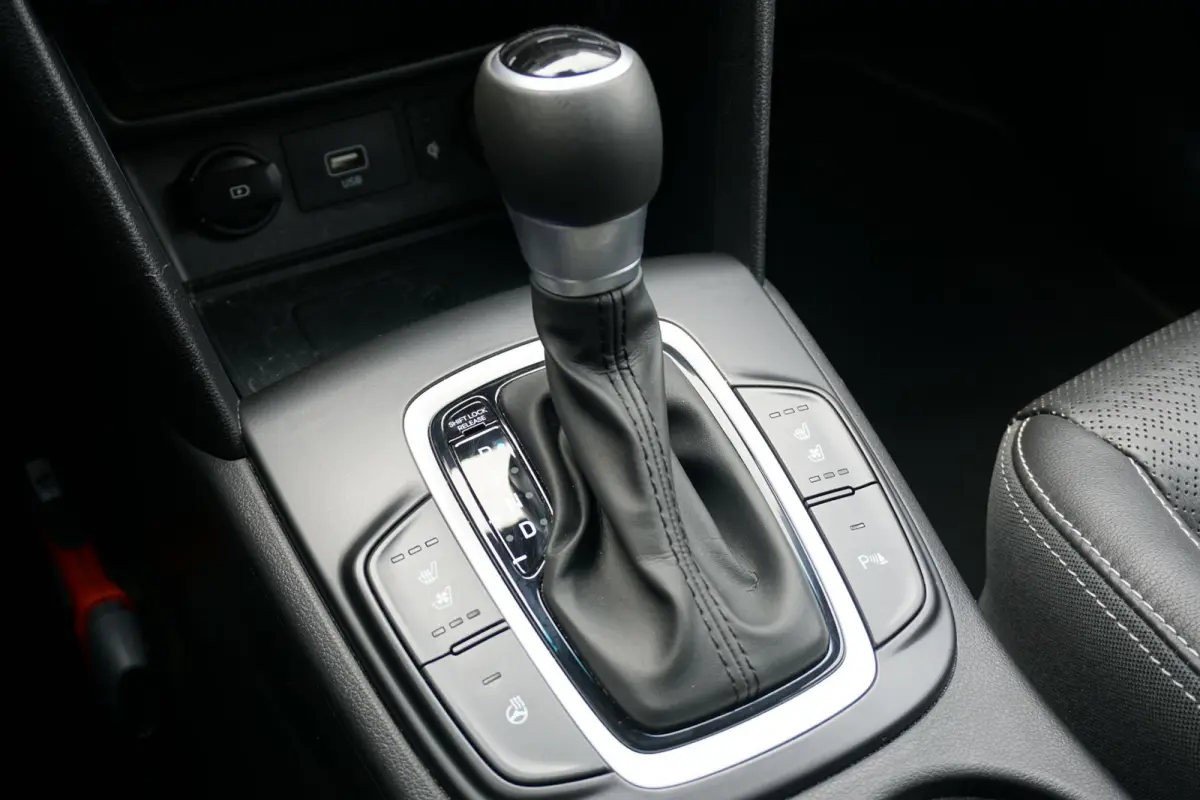 1.6 GDI HEV Premium * DEALDER ONDERHOUDEN * + KEYLESS / LEDER / STOELVENTILATIE / CAMERA / HUD