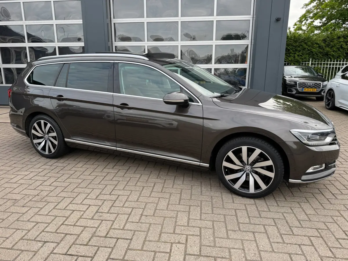 1.4 TSI ACT Highline Business R / Pano / Massage / Camera / Sportleder / Trekhaak / Zeer mooie auto !