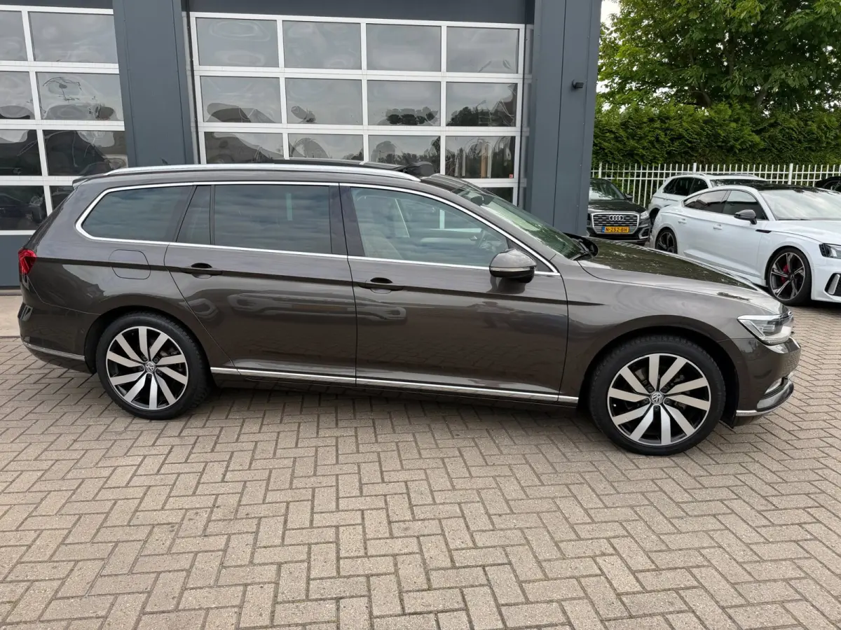 1.4 TSI ACT Highline Business R / Pano / Massage / Camera / Sportleder / Trekhaak / Zeer mooie auto !