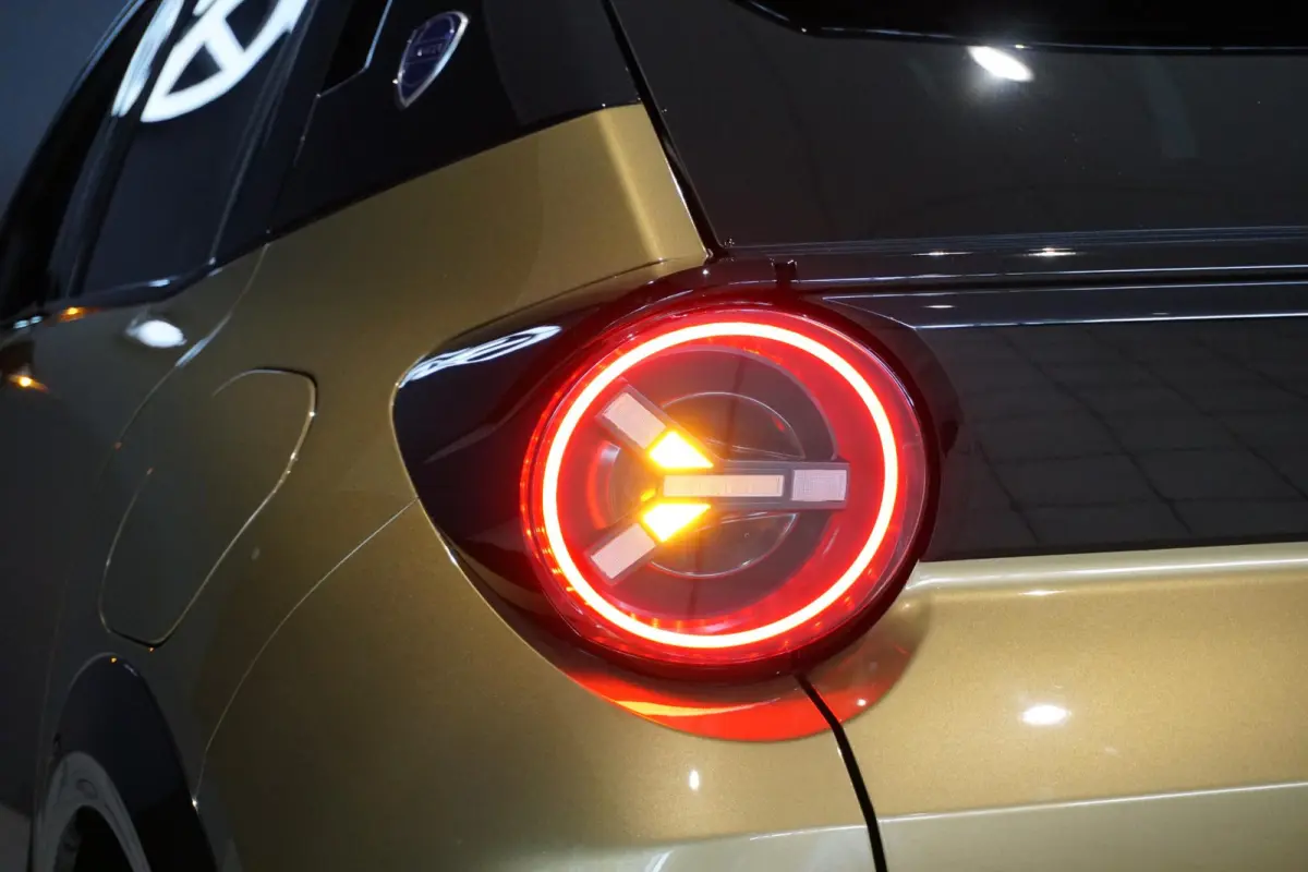 Edizione Limitata 51 kWh + 360° CAMERA / DODEHOEK / BEKLEDING FLUWEEL / SFEERVERLICHTING