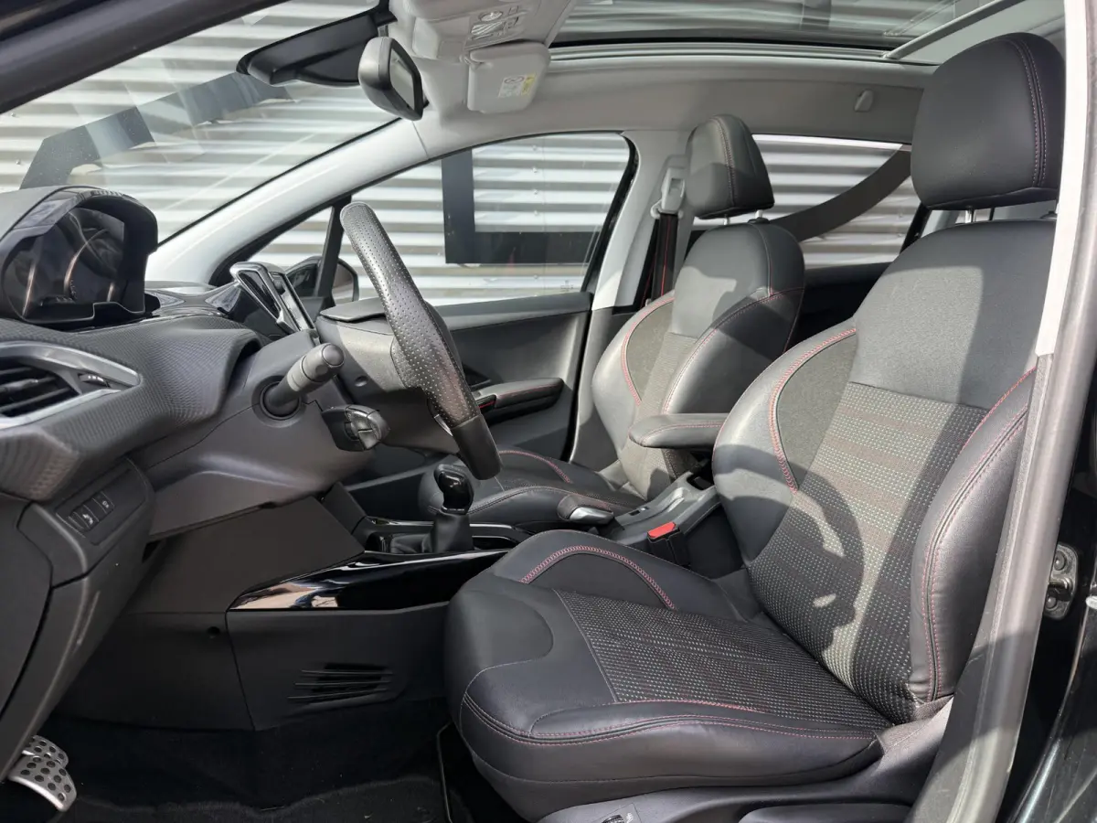 1.2 PureTech GT-line Navi|Pano|Trekhaak|Camera|Carplay|Cruise|Clima|PDC|Stoelverwarming|Nieuwe APK bij aflevering