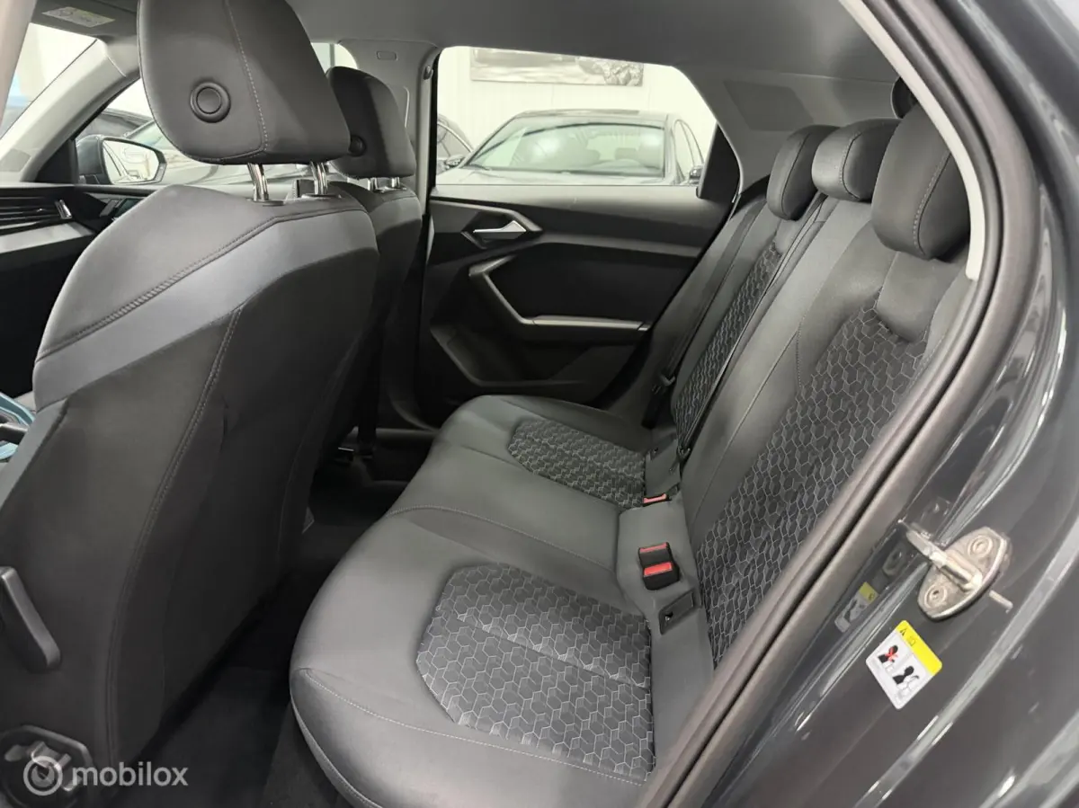1.0 TFSI AUTOMAAT AMBIENTE 56DKM! HATCHBACK