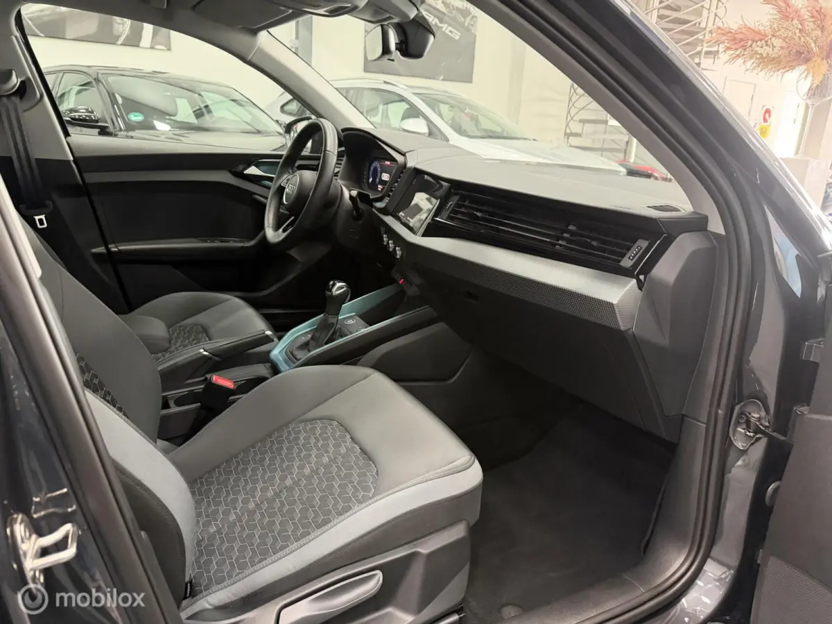 1.0 TFSI AUTOMAAT AMBIENTE 56DKM! HATCHBACK