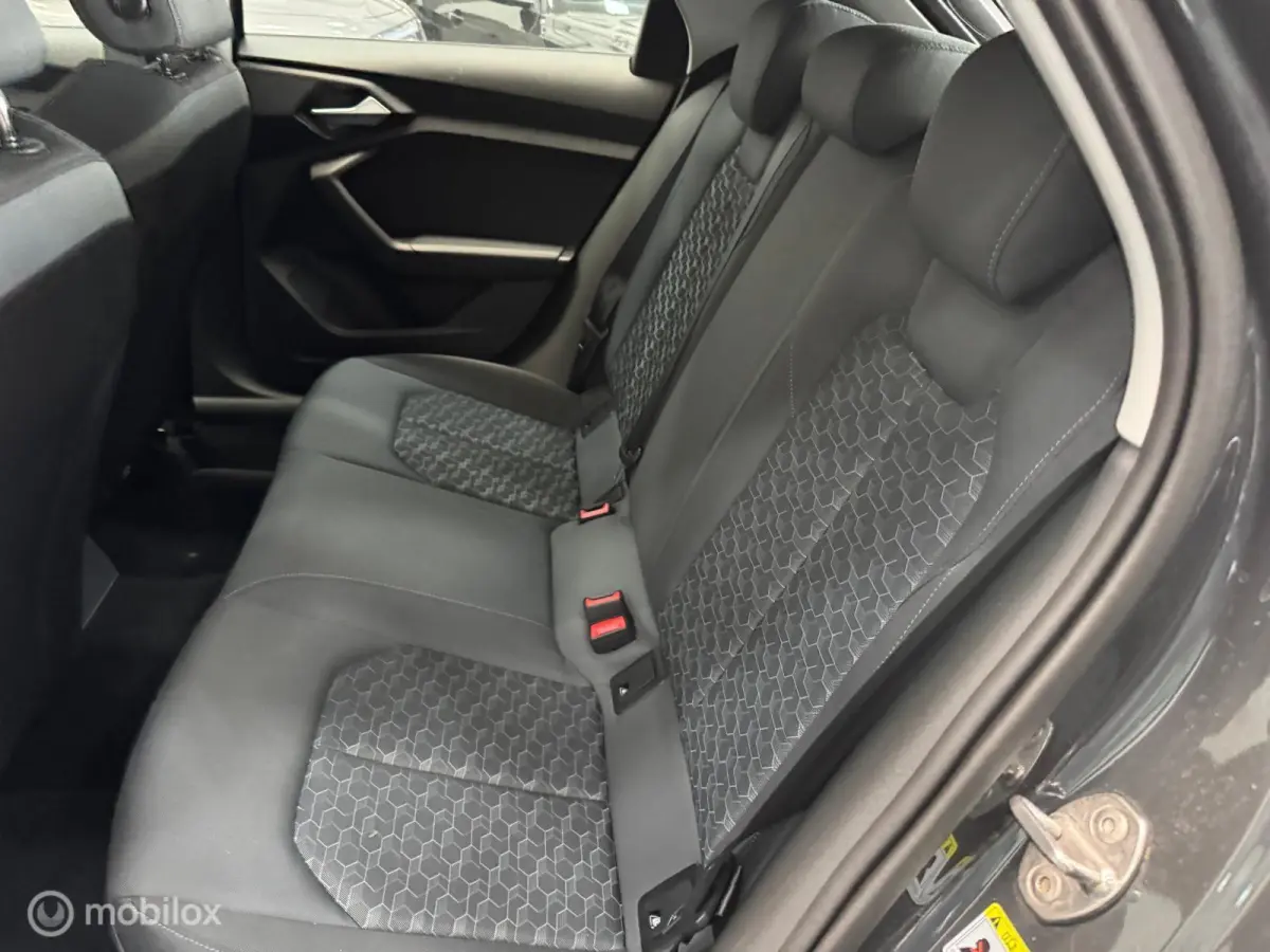 1.0 TFSI AUTOMAAT AMBIENTE 56DKM! HATCHBACK
