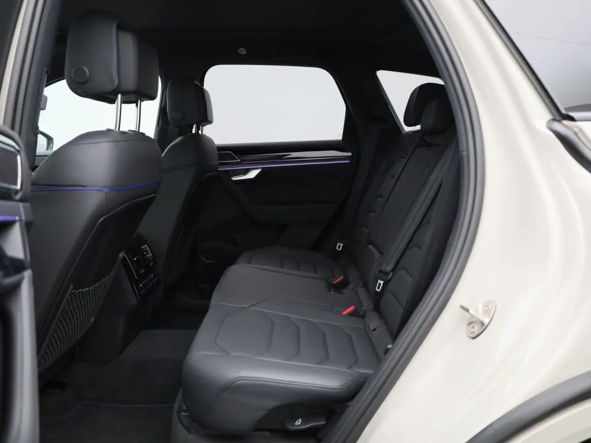 3.0 TSi eHybrid 4MOTION R Edition 462 PK| SoH 100% | V6 | Panoramadak | Leder Interieur | Luchtvering | Navigatie | Dodehoekdetectie | 360 Camera | Head-Updisplay | Stoelverwarming Voor & Ac