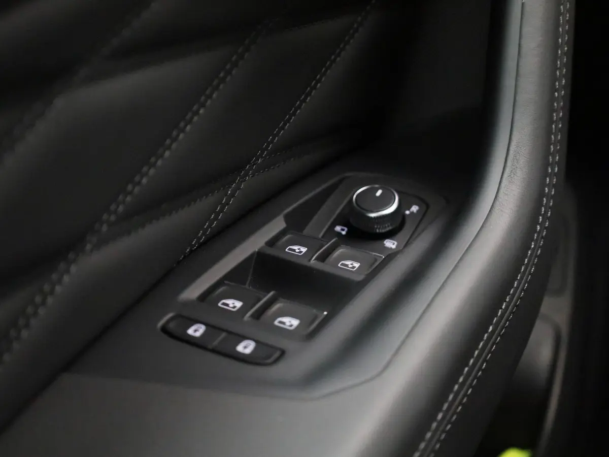 3.0 TSi eHybrid 4MOTION R Edition 462 PK| SoH 100% | V6 | Panoramadak | Leder Interieur | Luchtvering | Navigatie | Dodehoekdetectie | 360 Camera | Head-Updisplay | Stoelverwarming Voor & Ac