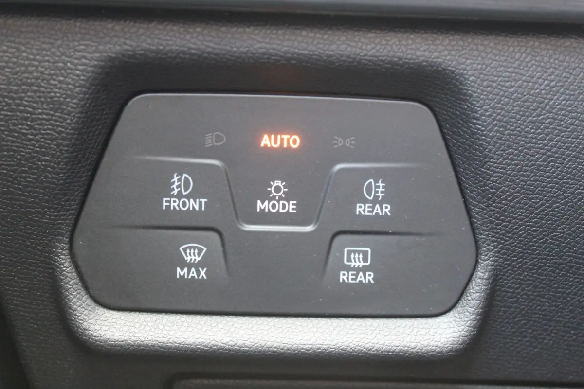 1.4 TSI e-Hybrid Essential Apple Carplay/Android Auto l Voorstoelen verwarmd l Keyless entry / start l stuur verwarmd