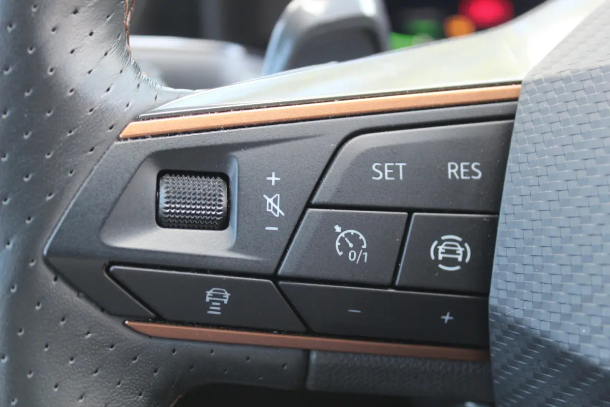 1.4 TSI e-Hybrid Essential Apple Carplay/Android Auto l Voorstoelen verwarmd l Keyless entry / start l stuur verwarmd