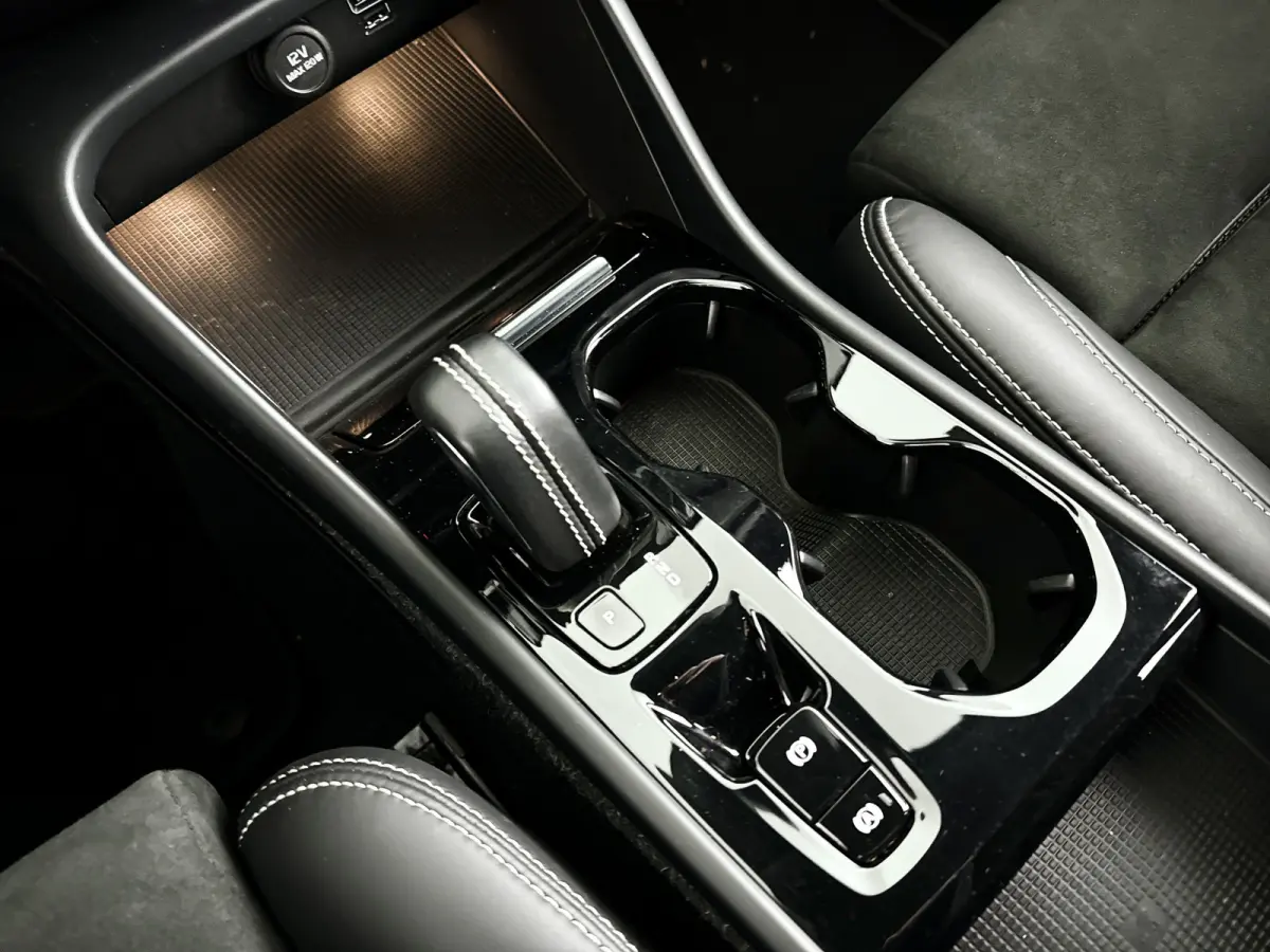 T4 R-Design | Parkeercamera | Stoel- en Stuurverwarming | Cruise control | Navigatie