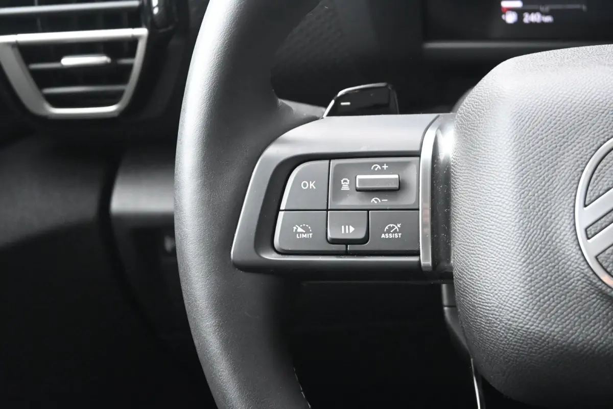 1.2 Hybrid 136 Max | Adaptive Cruise Control | HUD | Achteruitrij camera | Navi By App | Stoel/Stuur verwarming | DAB | Draadloze telefoonlader | Extra getint glas | LMV 18" |