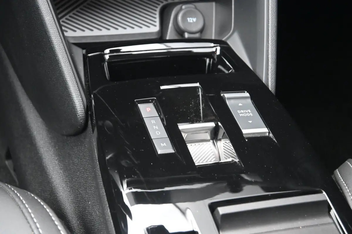 1.2 Hybrid 136 Max | Adaptive Cruise Control | HUD | Achteruitrij camera | Navi By App | Stoel/Stuur verwarming | DAB | Draadloze telefoonlader | Extra getint glas | LMV 18" |