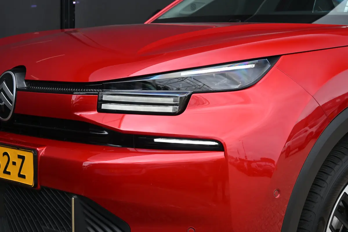 1.2 Hybrid 136 Max | Adaptive Cruise Control | HUD | Achteruitrij camera | Navi By App | Stoel/Stuur verwarming | DAB | Draadloze telefoonlader | Extra getint glas | LMV 18" |