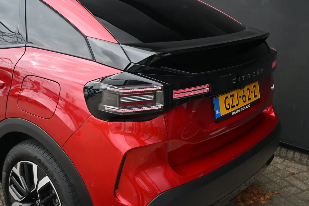 1.2 Hybrid 136 Max | Adaptive Cruise Control | HUD | Achteruitrij camera | Navi By App | Stoel/Stuur verwarming | DAB | Draadloze telefoonlader | Extra getint glas | LMV 18" |