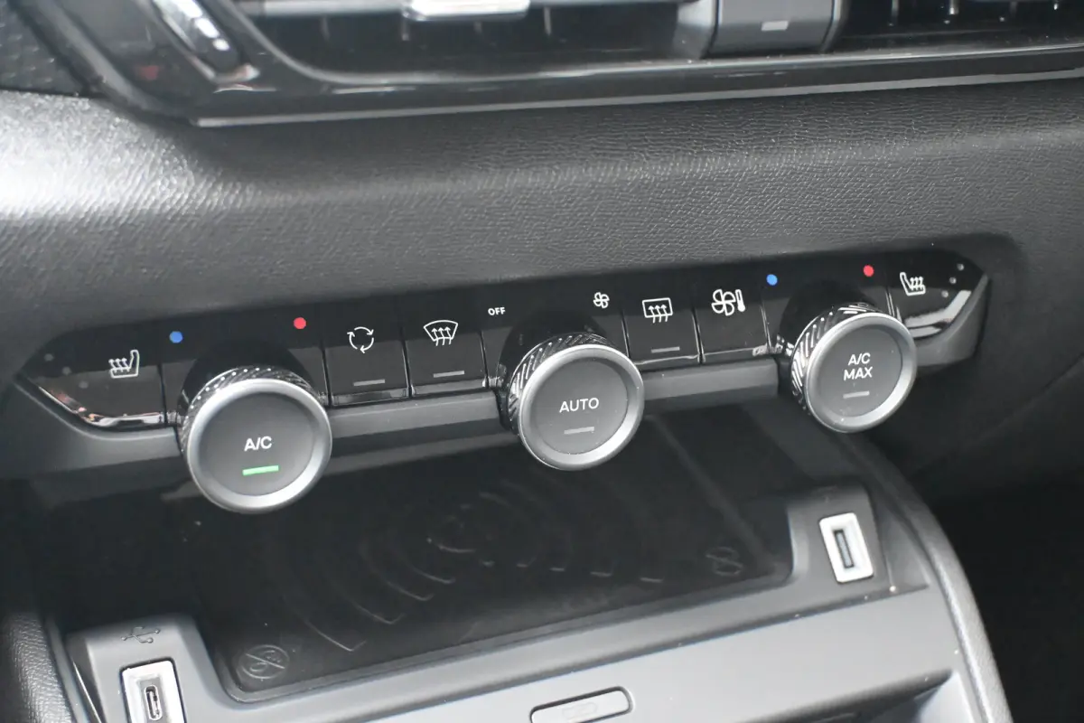 1.2 Hybrid 136 Max | Adaptive Cruise Control | HUD | Achteruitrij camera | Navi By App | Stoel/Stuur verwarming | DAB | Draadloze telefoonlader | Extra getint glas | LMV 18" |
