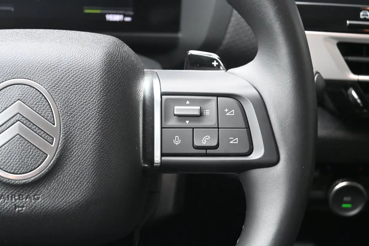 1.2 Hybrid 136 Max | Adaptive Cruise Control | HUD | Achteruitrij camera | Navi By App | Stoel/Stuur verwarming | DAB | Draadloze telefoonlader | Extra getint glas | LMV 18" |