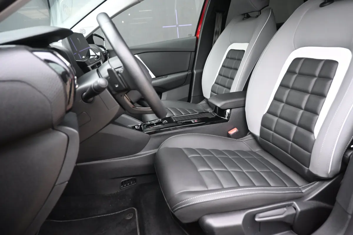 1.2 Hybrid 136 Max | Adaptive Cruise Control | HUD | Achteruitrij camera | Navi By App | Stoel/Stuur verwarming | DAB | Draadloze telefoonlader | Extra getint glas | LMV 18" |