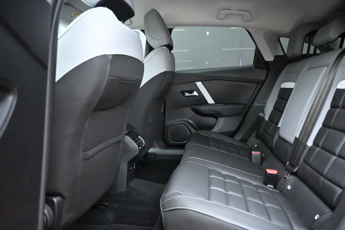 1.2 Hybrid 136 Max | Adaptive Cruise Control | HUD | Achteruitrij camera | Navi By App | Stoel/Stuur verwarming | DAB | Draadloze telefoonlader | Extra getint glas | LMV 18" |