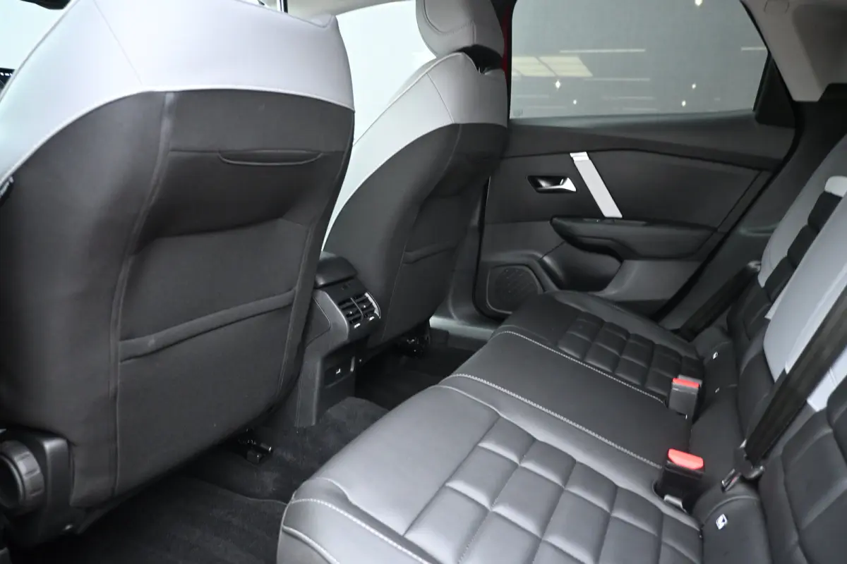1.2 Hybrid 136 Max | Adaptive Cruise Control | HUD | Achteruitrij camera | Navi By App | Stoel/Stuur verwarming | DAB | Draadloze telefoonlader | Extra getint glas | LMV 18" |