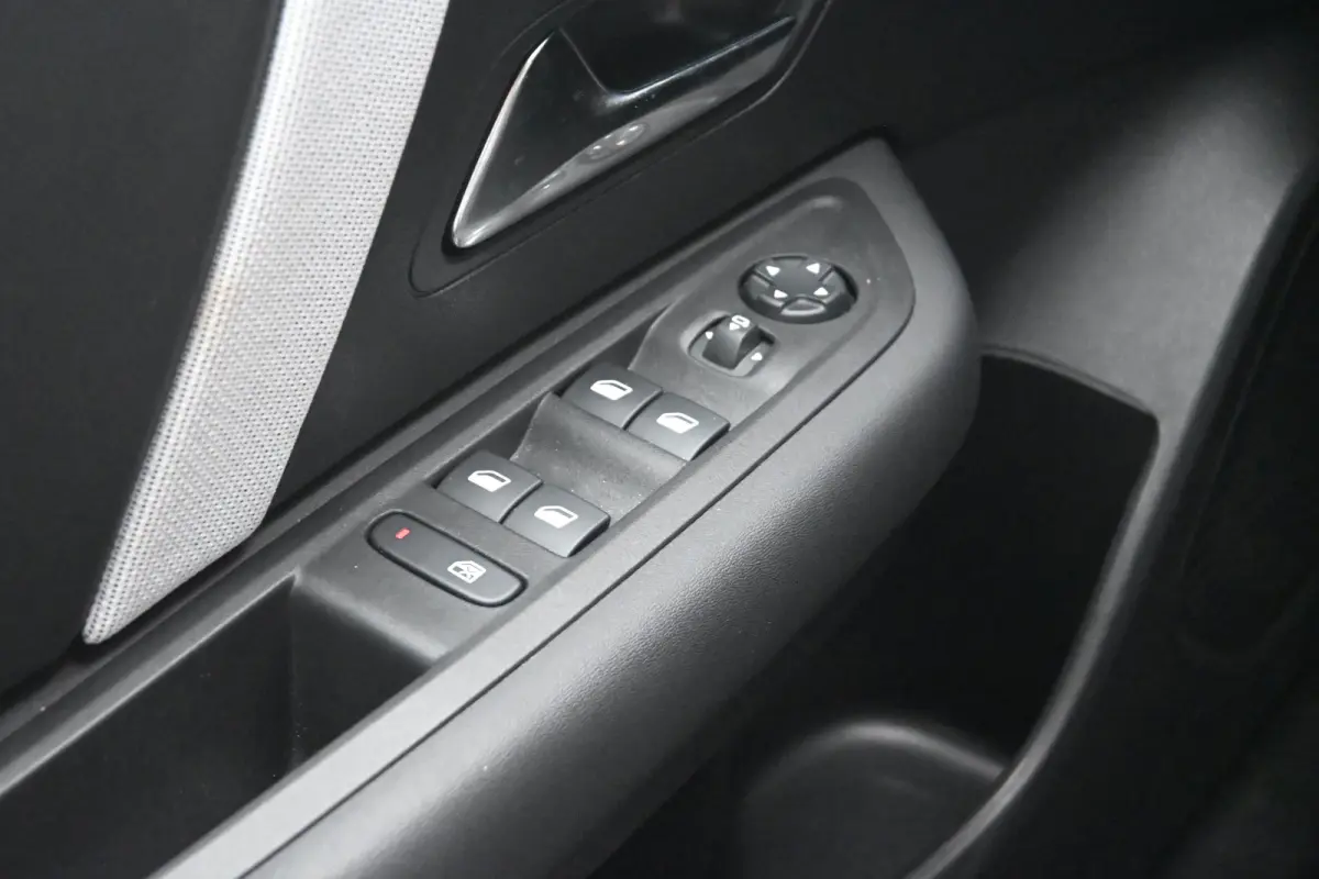 1.2 Hybrid 136 Max | Adaptive Cruise Control | HUD | Achteruitrij camera | Navi By App | Stoel/Stuur verwarming | DAB | Draadloze telefoonlader | Extra getint glas | LMV 18" |