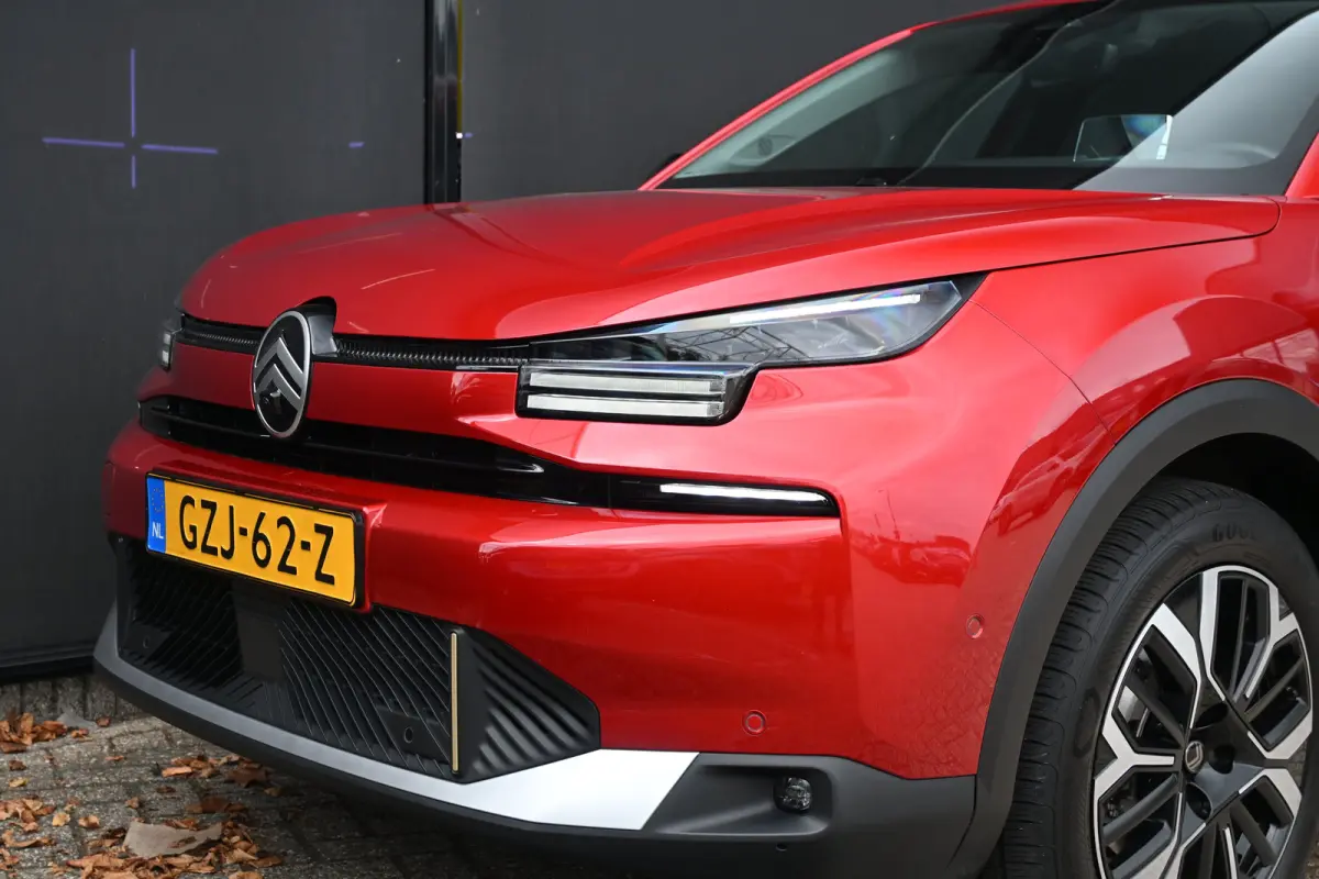 1.2 Hybrid 136 Max | Adaptive Cruise Control | HUD | Achteruitrij camera | Navi By App | Stoel/Stuur verwarming | DAB | Draadloze telefoonlader | Extra getint glas | LMV 18" |