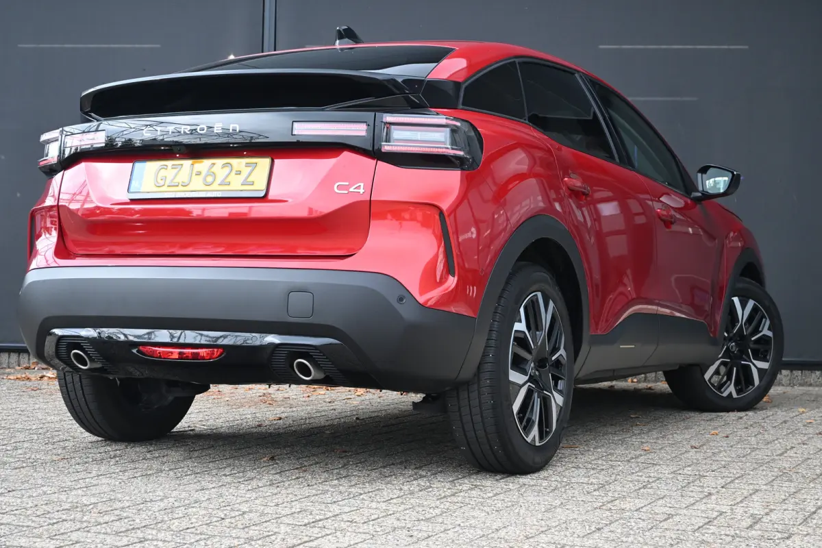 1.2 Hybrid 136 Max | Adaptive Cruise Control | HUD | Achteruitrij camera | Navi By App | Stoel/Stuur verwarming | DAB | Draadloze telefoonlader | Extra getint glas | LMV 18" |