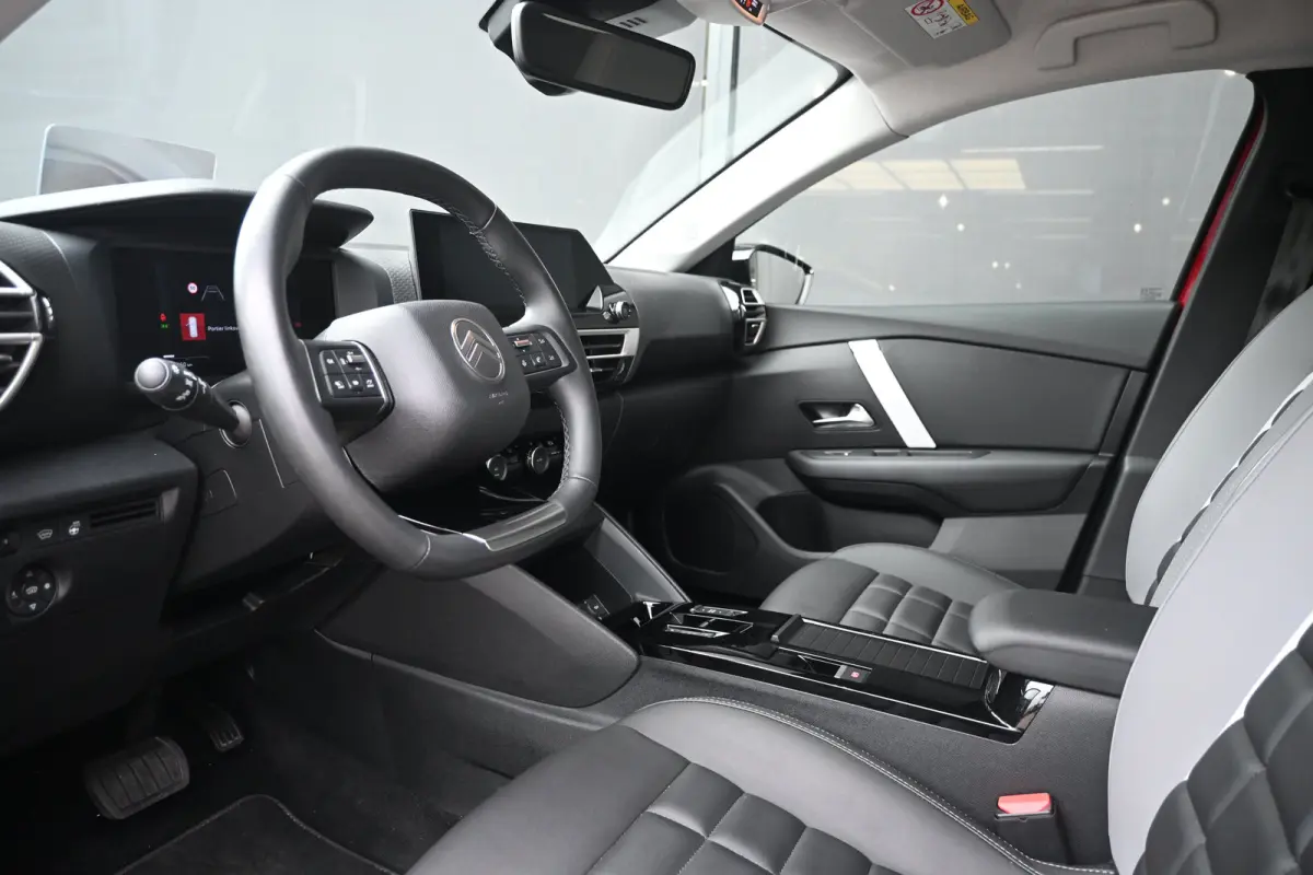 1.2 Hybrid 136 Max | Adaptive Cruise Control | HUD | Achteruitrij camera | Navi By App | Stoel/Stuur verwarming | DAB | Draadloze telefoonlader | Extra getint glas | LMV 18" |