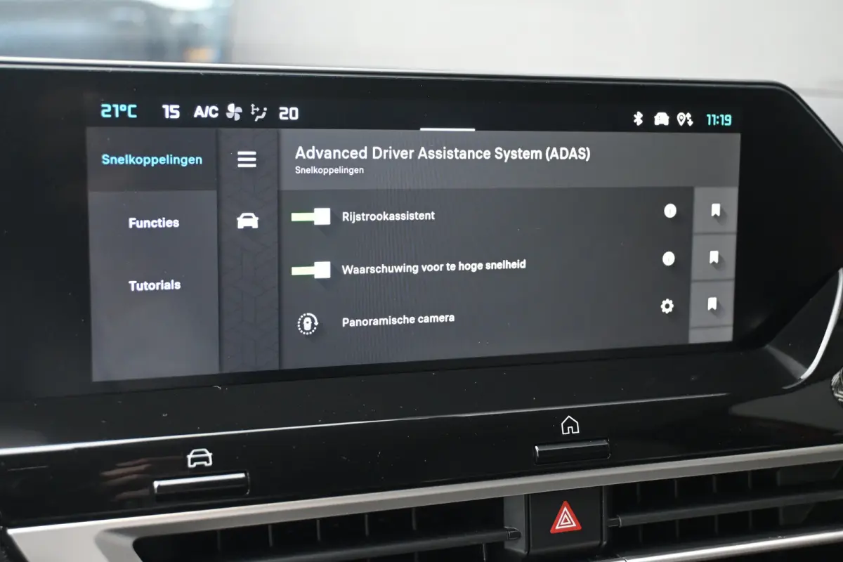 1.2 Hybrid 136 Max | Adaptive Cruise Control | HUD | Achteruitrij camera | Navi By App | Stoel/Stuur verwarming | DAB | Draadloze telefoonlader | Extra getint glas | LMV 18" |