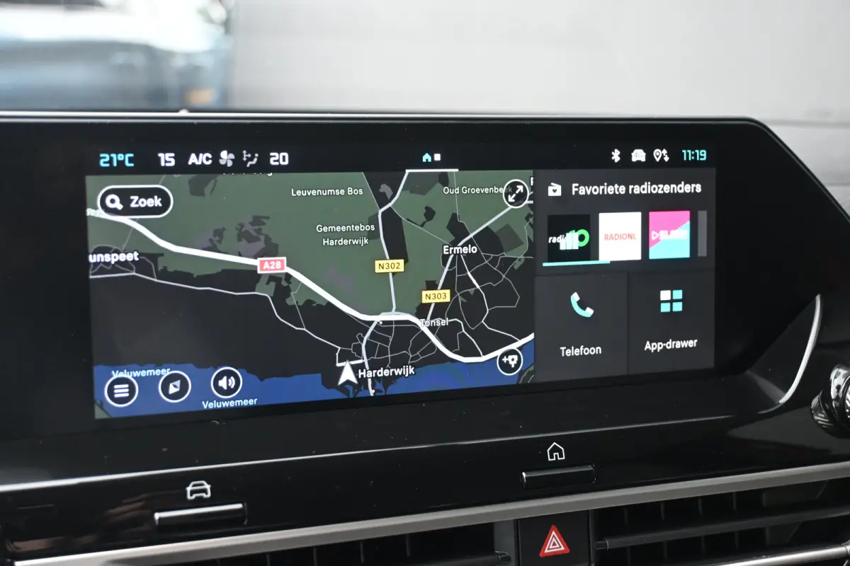 1.2 Hybrid 136 Max | Adaptive Cruise Control | HUD | Achteruitrij camera | Navi By App | Stoel/Stuur verwarming | DAB | Draadloze telefoonlader | Extra getint glas | LMV 18" |
