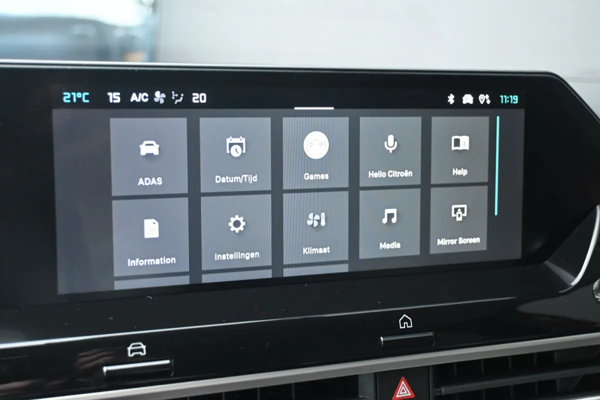 1.2 Hybrid 136 Max | Adaptive Cruise Control | HUD | Achteruitrij camera | Navi By App | Stoel/Stuur verwarming | DAB | Draadloze telefoonlader | Extra getint glas | LMV 18" |