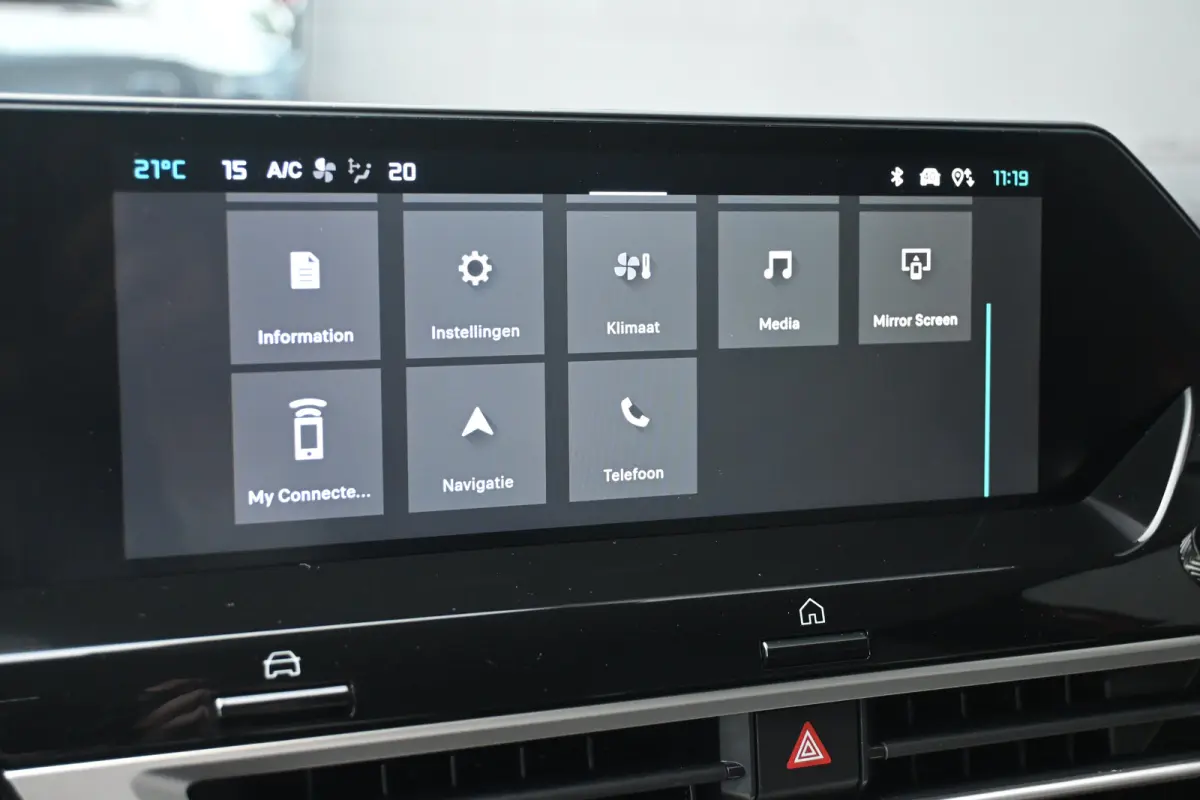 1.2 Hybrid 136 Max | Adaptive Cruise Control | HUD | Achteruitrij camera | Navi By App | Stoel/Stuur verwarming | DAB | Draadloze telefoonlader | Extra getint glas | LMV 18" |