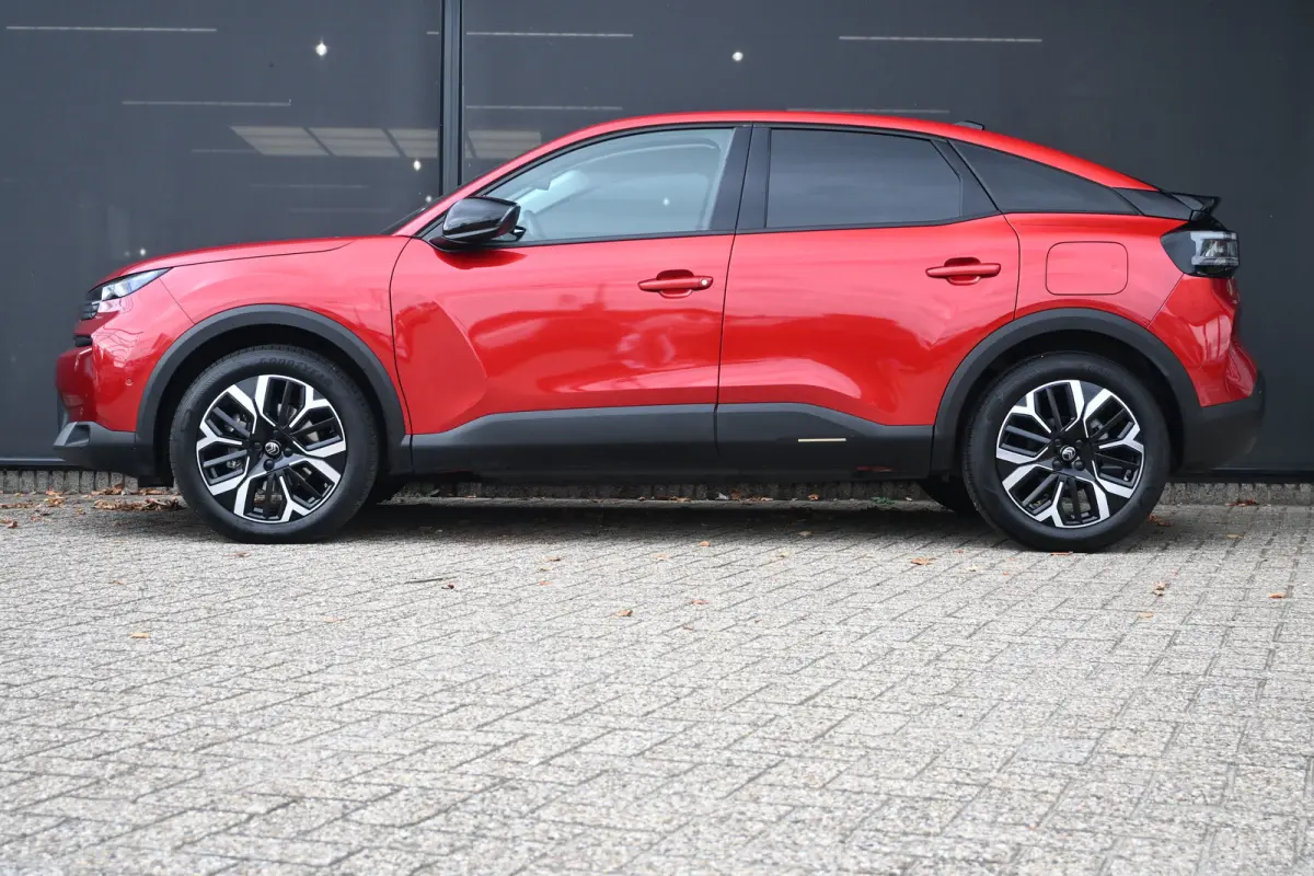 1.2 Hybrid 136 Max | Adaptive Cruise Control | HUD | Achteruitrij camera | Navi By App | Stoel/Stuur verwarming | DAB | Draadloze telefoonlader | Extra getint glas | LMV 18" |