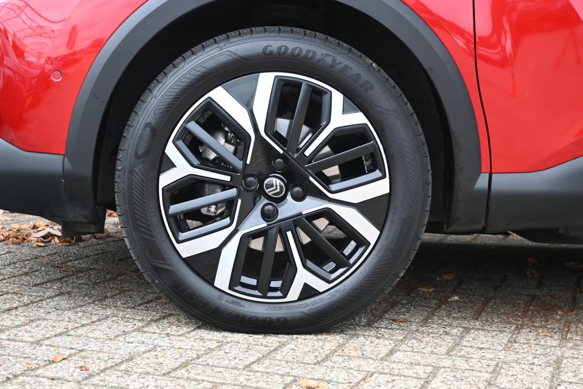 1.2 Hybrid 136 Max | Adaptive Cruise Control | HUD | Achteruitrij camera | Navi By App | Stoel/Stuur verwarming | DAB | Draadloze telefoonlader | Extra getint glas | LMV 18" |