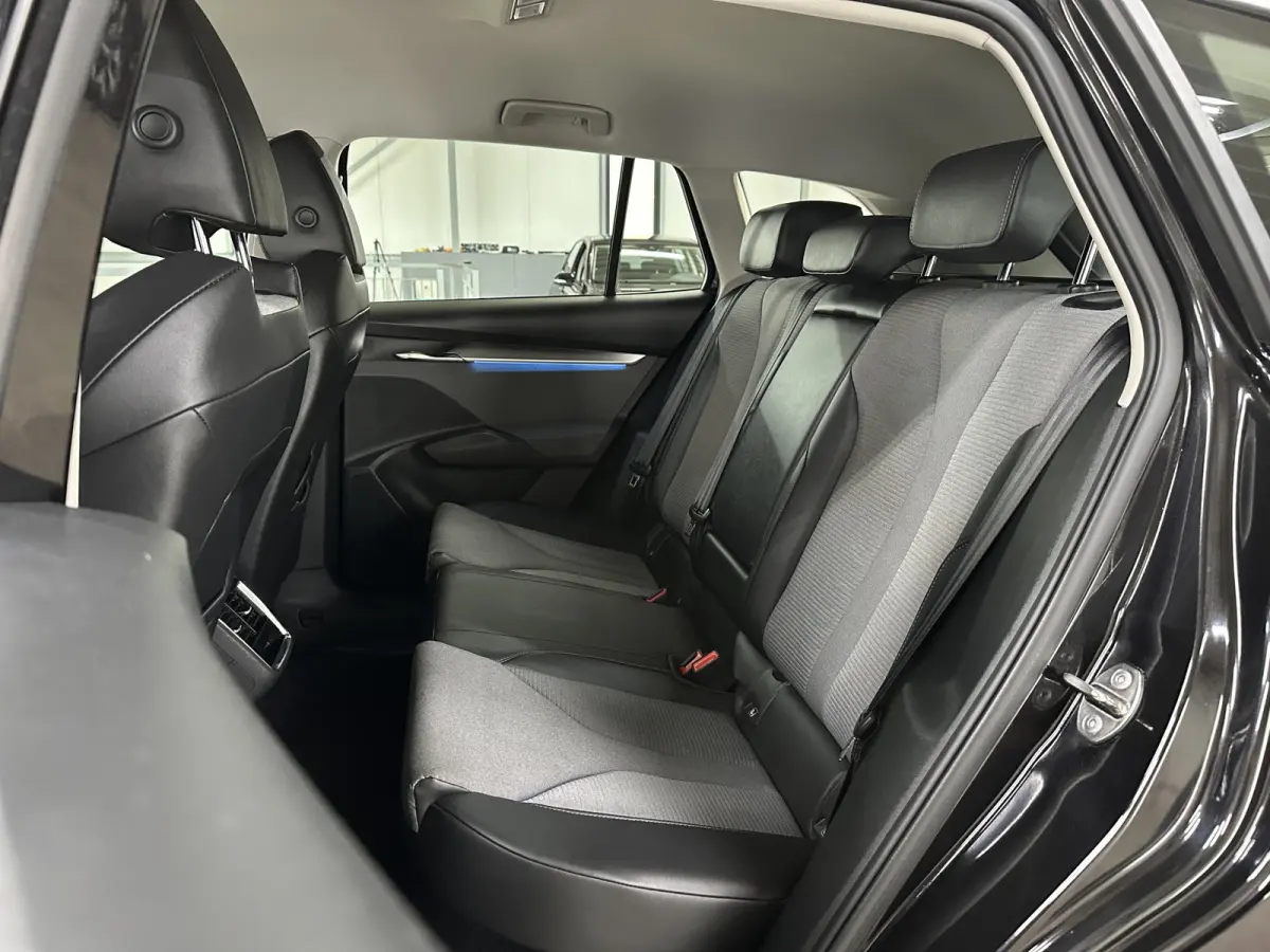 60 | Matrix (Crystal Lighting) | Camera | Keyless | Carplay | Navi