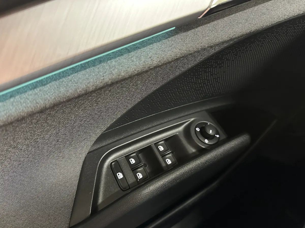 60 | Matrix (Crystal Lighting) | Camera | Keyless | Carplay | Navi