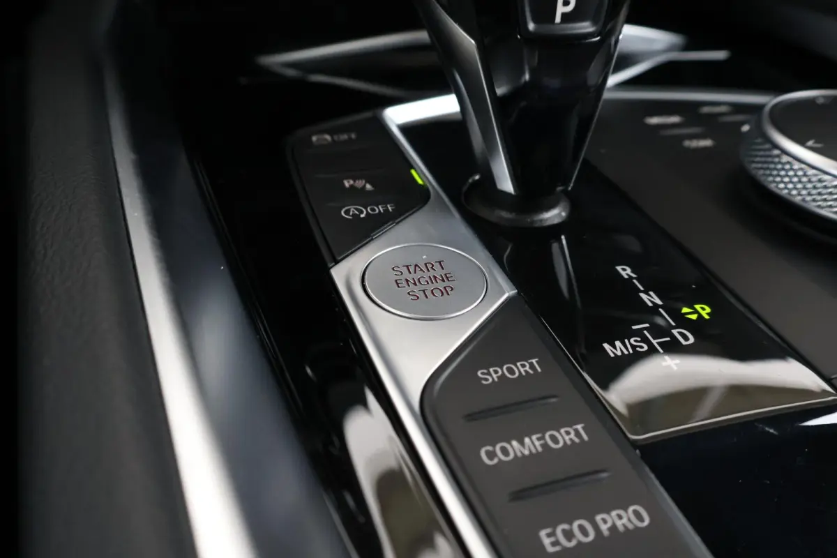 sDrive20i High Executive M-Sport Pakket | Stuur & Stoelverwarming | Elektr. Stoelen | Harman Kardon | Head-Up | PDC | Achteruitrijcamera |