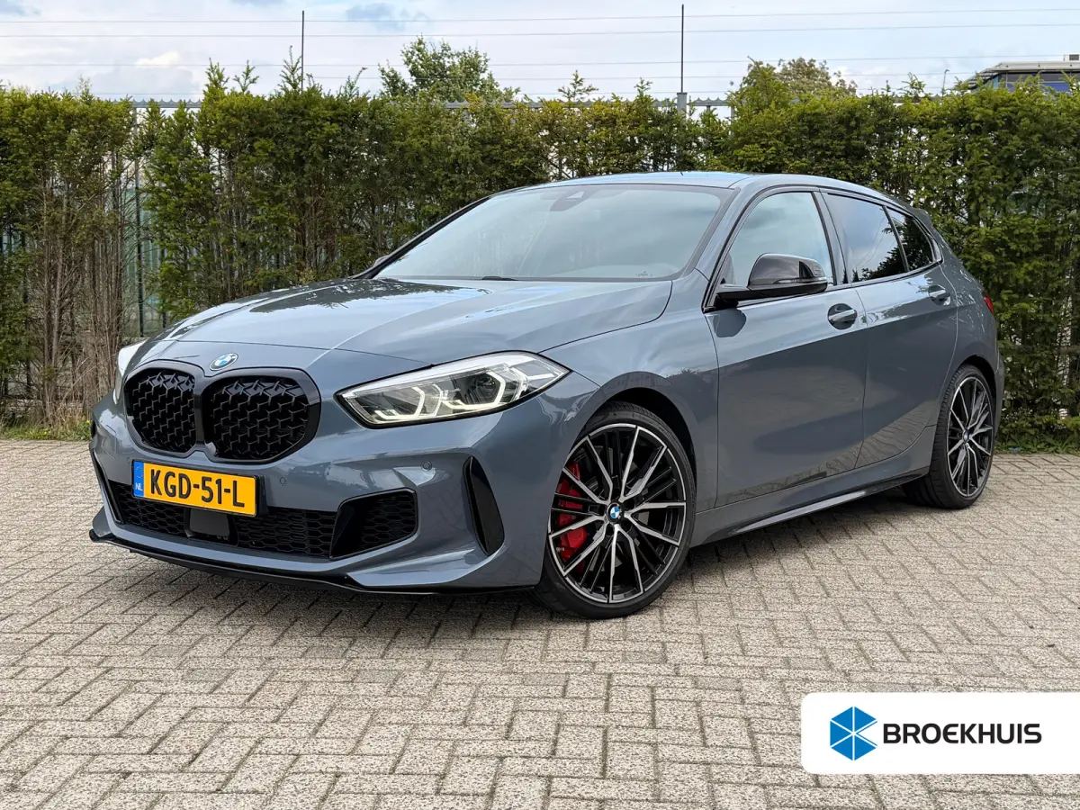 M135i xDrive Executive | Cruise Control | Kuipstoelen | Stoelverwarming | HiFi Audio | Carplay | Navi | Climate | 19 Inch |